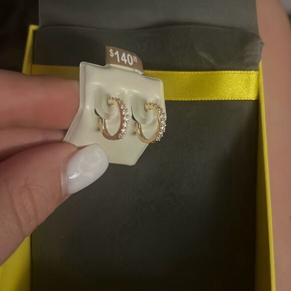 ✨Banger Cubic Zirconia Huggie Hoop Earrings in 10K Solid Gold✨ - Picture 9 of 9